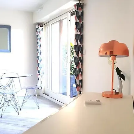 Nice 52 M With Terrace At 4mn From The Beach Apartment *